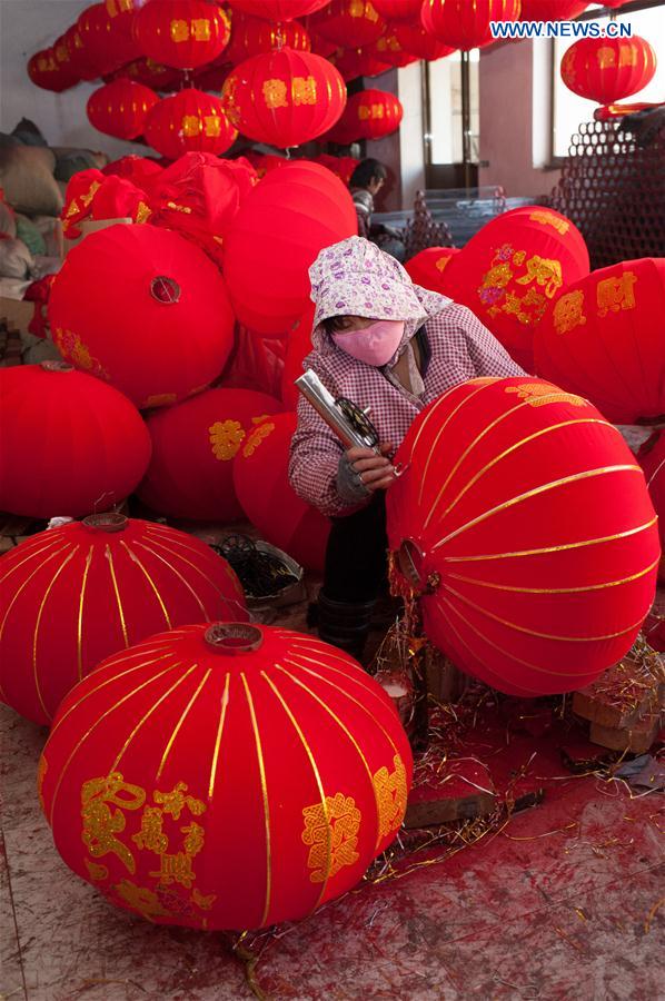 A worker makes red lanterns in Tuntou Village, Gaocheng District, Shijiazhuang City, north China's Hebei Province, Jan. 13, 2016. 