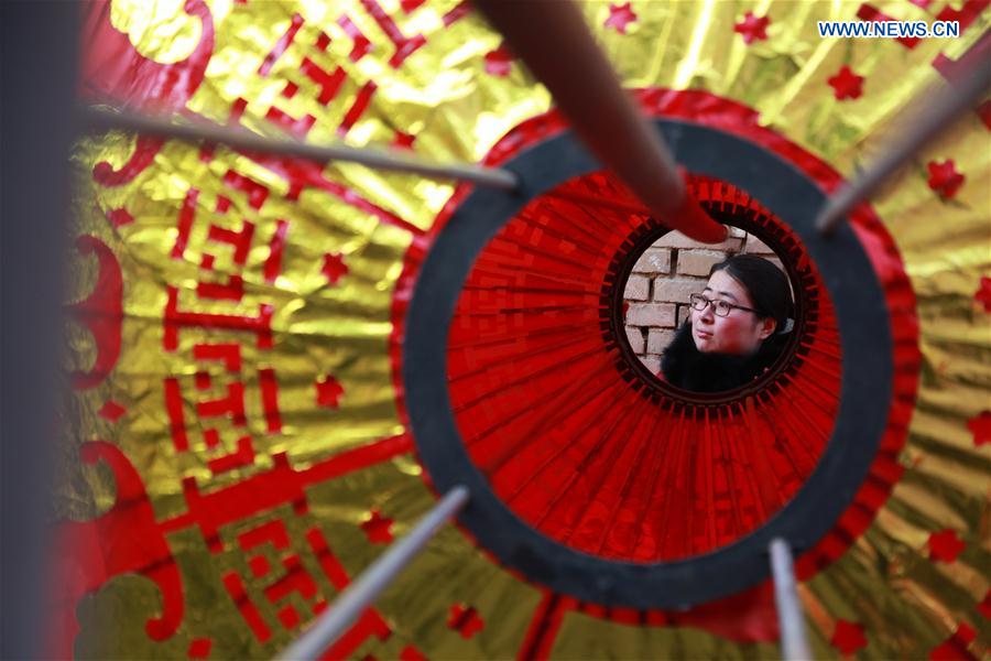 A worker makes red lanterns in Tuntou Village, Gaocheng District, Shijiazhuang City, north China's Hebei Province, Jan. 13, 2016. 