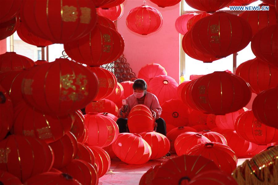 A worker makes red lanterns in Tuntou Village, Gaocheng District, Shijiazhuang City, north China's Hebei Province, Jan. 13, 2016.