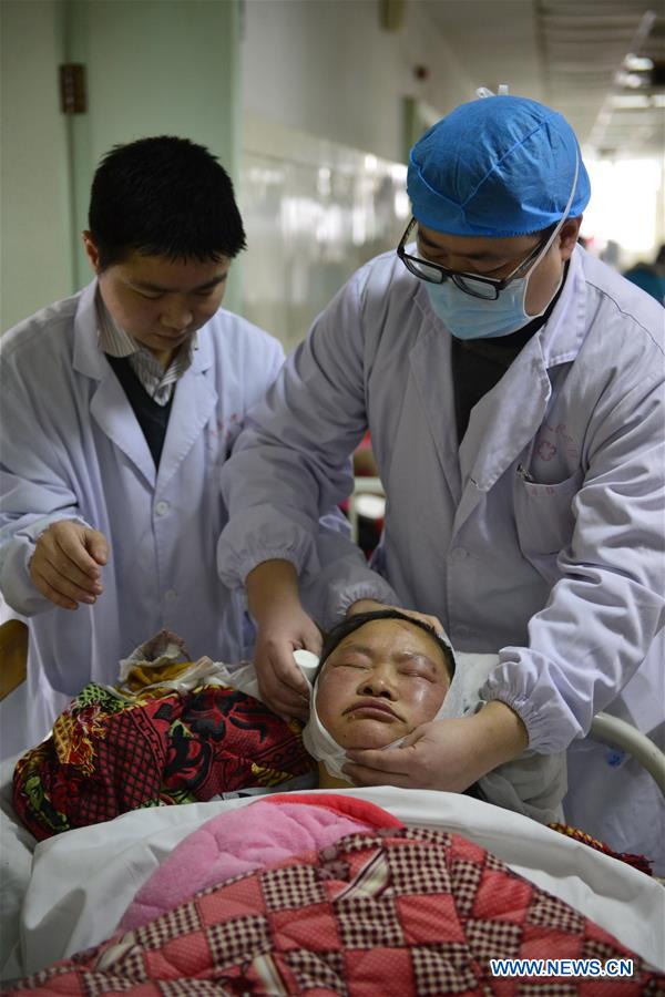 An injured woman is treated at a hospital in Guangfeng District of Shangrao City, east China's Jiangxi Province, Jan. 20, 2016.