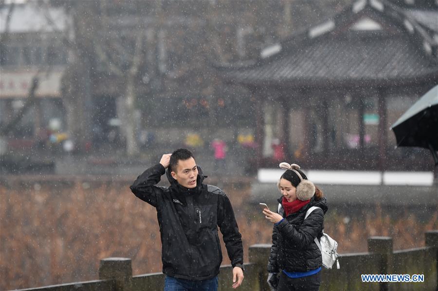 Tourists appreciate the beautiful view, in spite of freezing cold air, in West Lake Resort Area on Jan. 21, 2016 in Hangzhou, capital of east China's Zhejiang Province. 