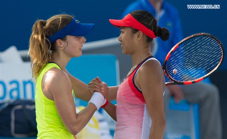 Zhang Shuai (R) of China shakes hands with Alize Cornet of France after their second round match of women's singles of Australian Open Tennis Championships against Alize Cornet of France in Melbourne, Australia, Jan. 21, 2016. 