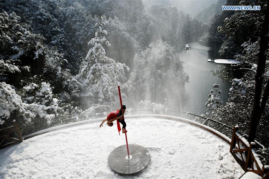 #CHINA-HUNAN-ZHANGJIAJIE-POLE DANCERS (CN)