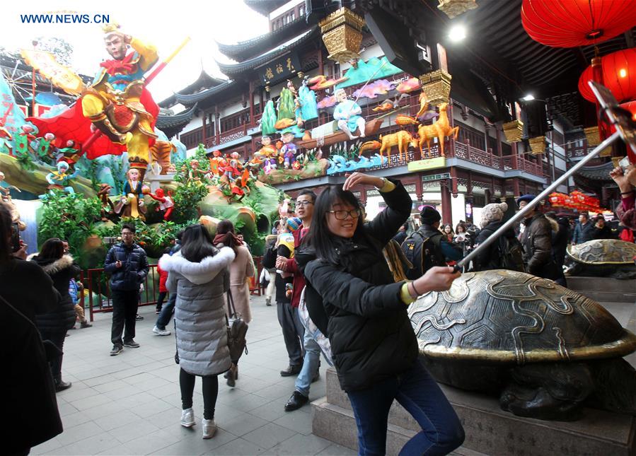 Lantern festival attracts visitors in China's Shanghai (2) - People's