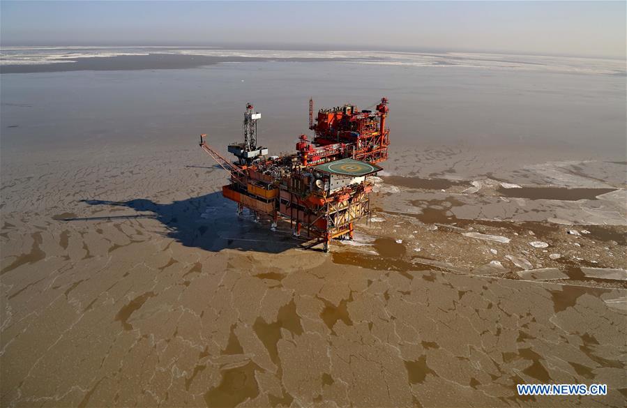 SHIJIAZHUANG, Jan. 26, 2016 (Xinhua) -- Photo taken on Jan. 26, 2016 shows ice around a drilling platform in Bohai Gulf, north China's Hebei Province. Due to freezing weather, sea ice coverage in Liaodong, Bohai and Laizhou gulfs were 53 nautical miles, 19 nautical miles and 24 nautical miles respectively. The National Marine Environmental Forecasting Center has cancelled the sea ice alert at 4 p.m. Tuesday. (Xinhua/Yang Shiyao)