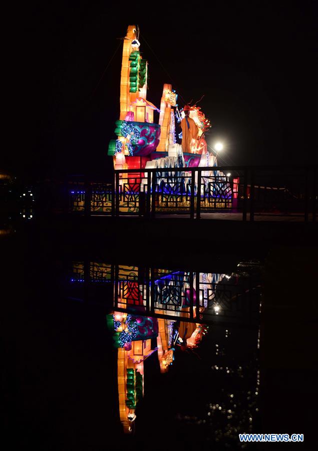 Citizens view lanterns during a lantern fair in Zhengzhou, capital of central China's Henan Province, Feb. 4, 2016.