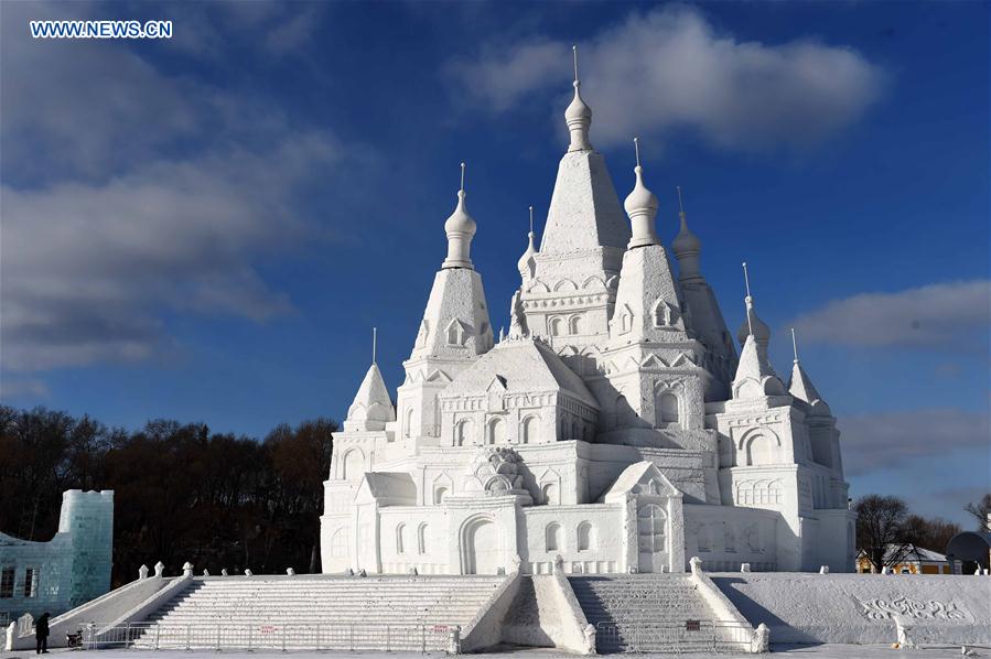 CHINA-HARBIN-WORLD'S HIGHEST SNOW SCULPTURE (CN)