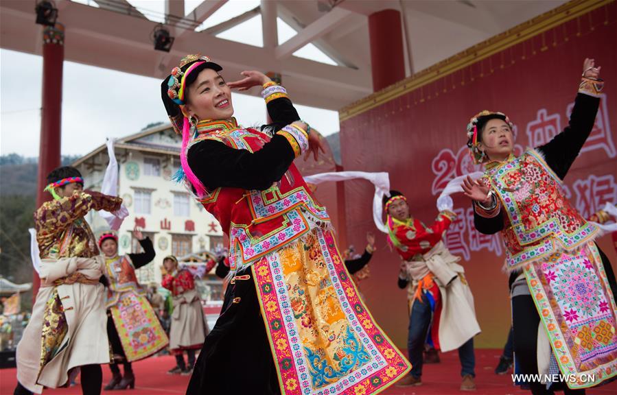 Residents of Tibetan ethnic group in Baoxing on Tuesday performed dragon and lion dances to celebrate the annual Shangjiu Festival, which falls on the 9th day of Chinese Lunar New Year, to express the respect to the heaven