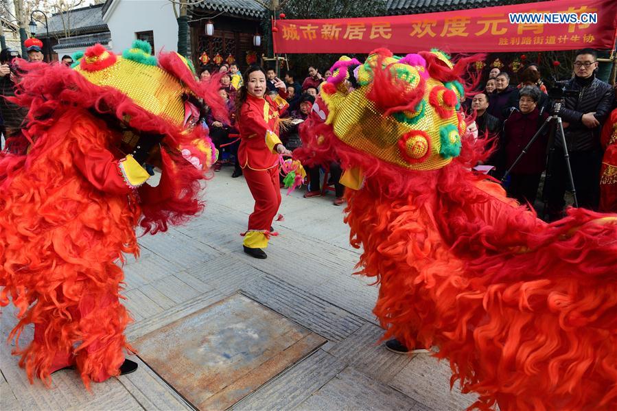  A lion dance is performed in Hefei, capital of east China's Anhui Province, Feb. 18, 2016. 