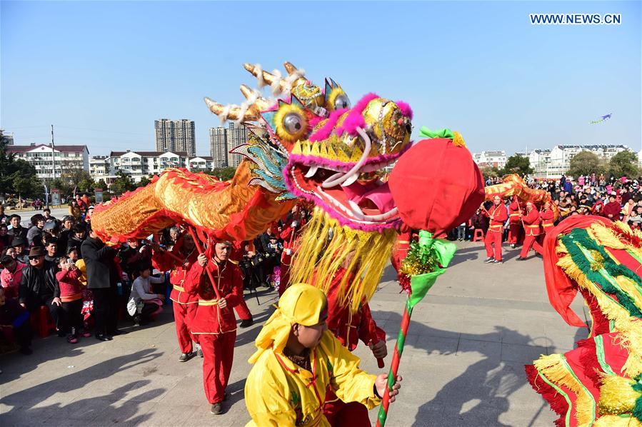 A dragon dance is performed in Feixi County, east China's Anhui Province, Feb. 18, 2016.