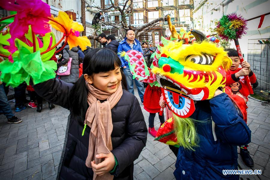 Children experience dragon dance at Ziyuan Art Park in Tianjin, north China, Feb. 21, 2016. 