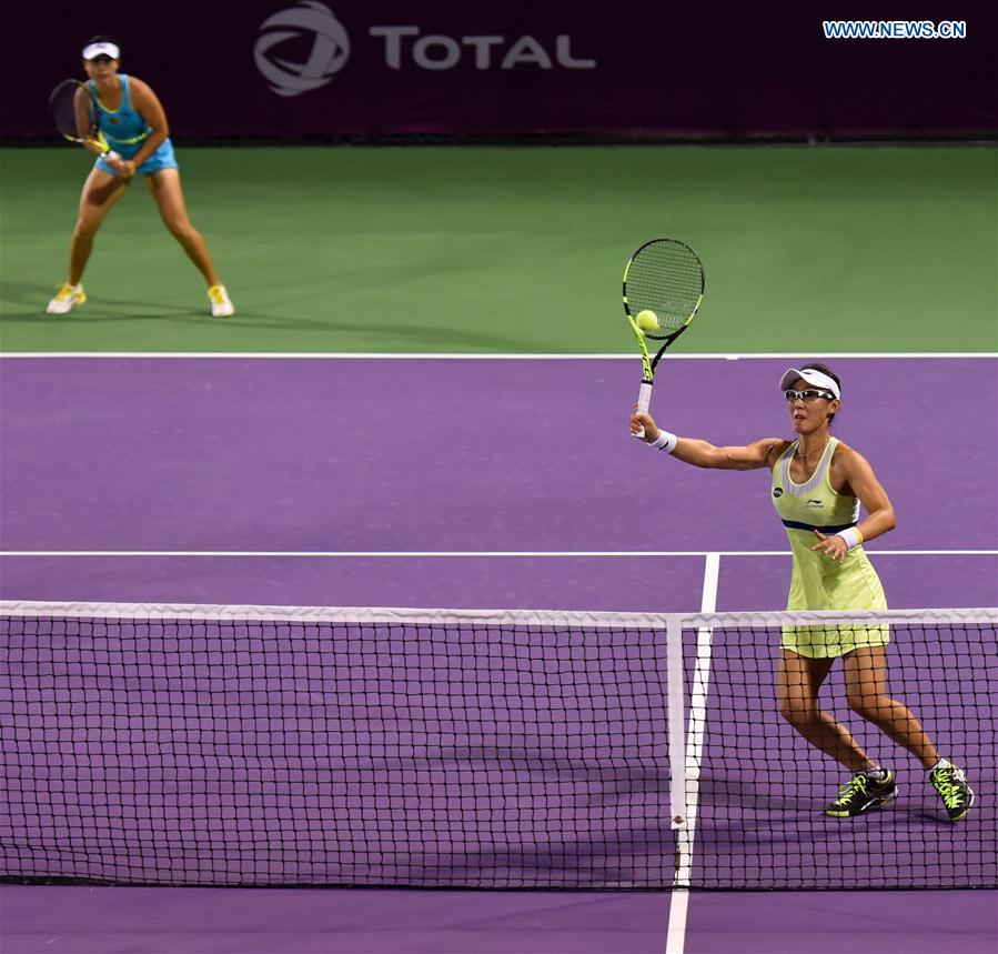  Zheng Saisai (R) and Xu Yifan of China compete during their women's doubles second round match against Martina Hingis of Switzerland and Sania Mirza of India at the WTA Qatar Open 2016 in Doha, Qatar, Feb. 23, 2016. 