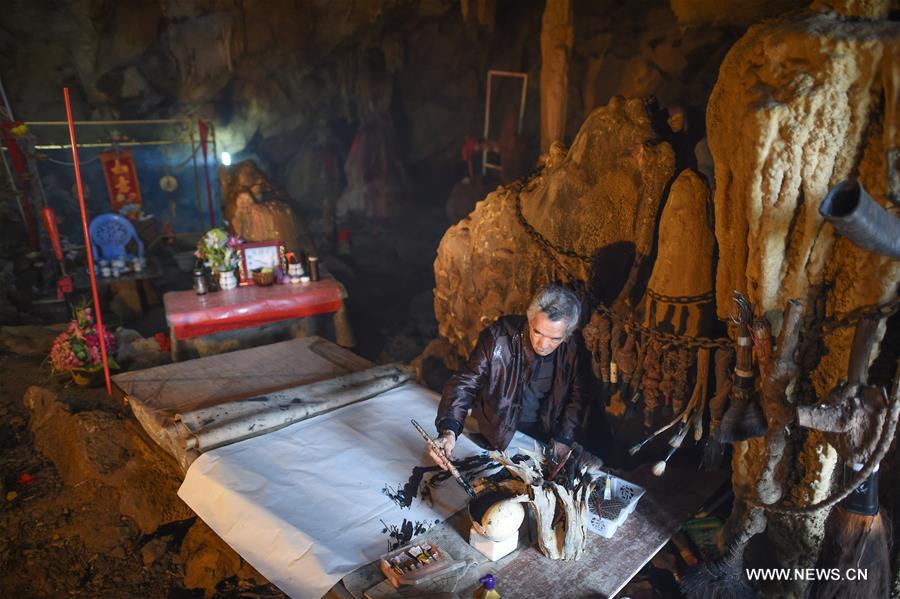 CHINA-GUIZHOU-CAVE PAINTER (CN)