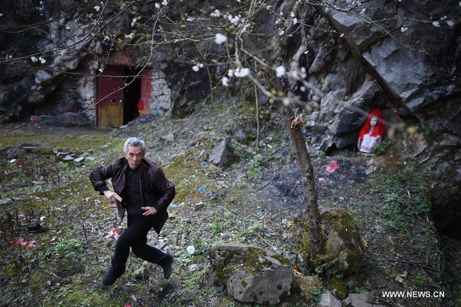 CHINA-GUIZHOU-CAVE PAINTER (CN)