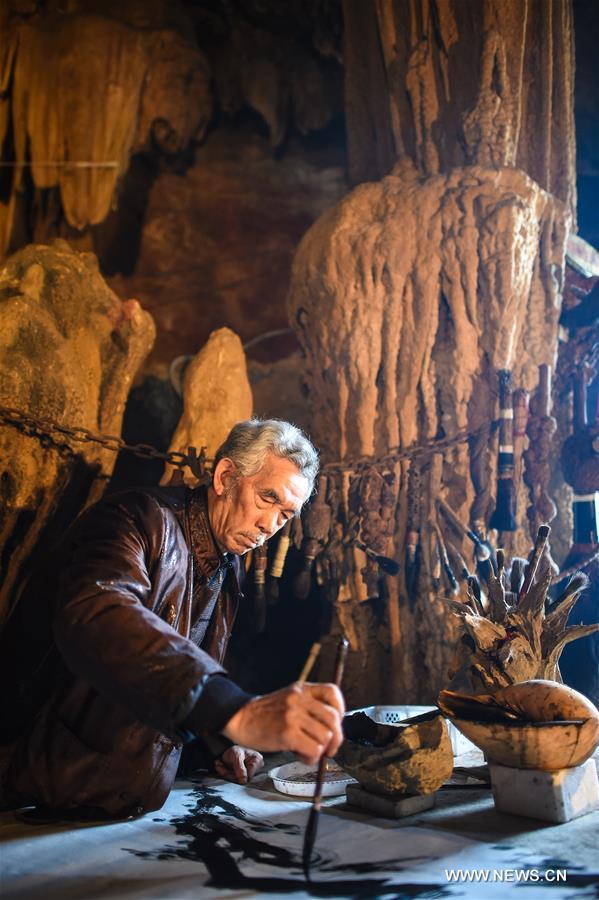 CHINA-GUIZHOU-CAVE PAINTER (CN)