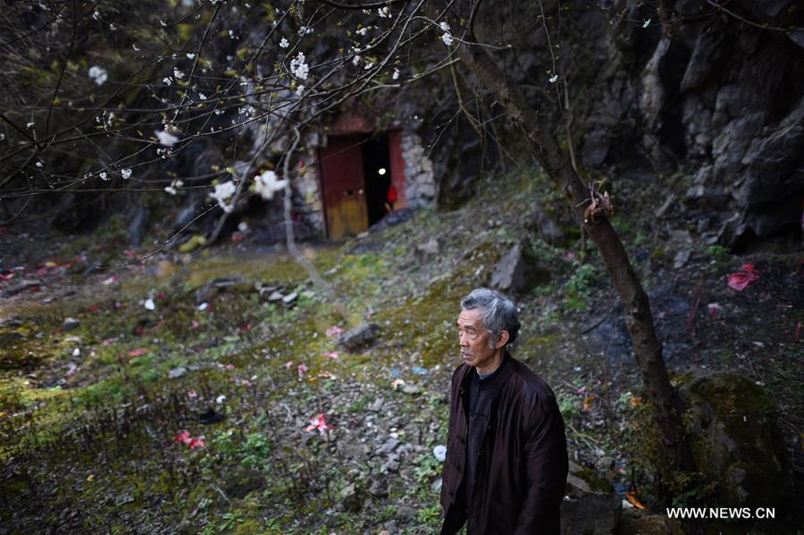 CHINA-GUIZHOU-CAVE PAINTER (CN)