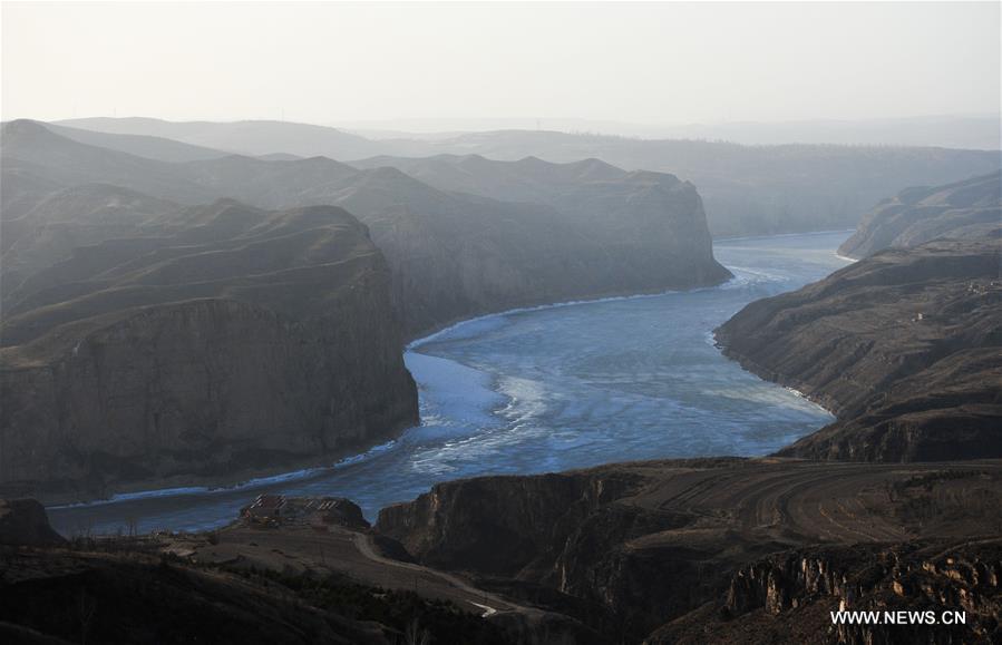 Photo taken on March 3, 2016 shows the frozen Yellow River at the Laoniuwan section in Qingshuihe County, north China's Inner Mongolia Autonomous Region