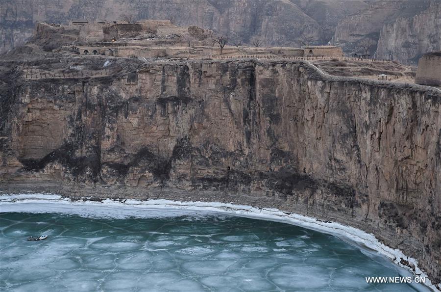 Photo taken on March 3, 2016 shows the frozen Yellow River at the Laoniuwan section in Qingshuihe County, north China's Inner Mongolia Autonomous Region