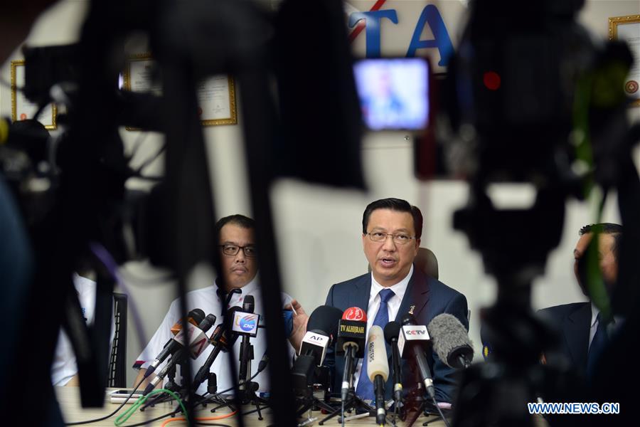 Malaysian Transport Minister Liow Tiong Lai (C) talks about the debris found in Mozambique during an activity in Kuala Lumpur, capital of Malaysia, March 3, 2016.