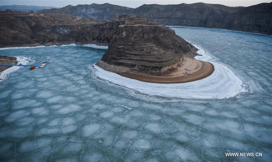 Photo taken on March 3, 2016 shows the frozen Yellow River at the Laoniuwan section in Qingshuihe County, north China's Inner Mongolia Autonomous Region