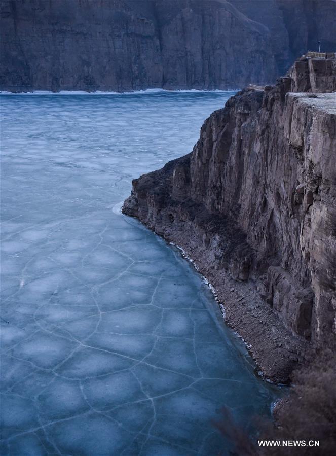 Photo taken on March 3, 2016 shows the frozen Yellow River at the Laoniuwan section in Qingshuihe County, north China's Inner Mongolia Autonomous Region