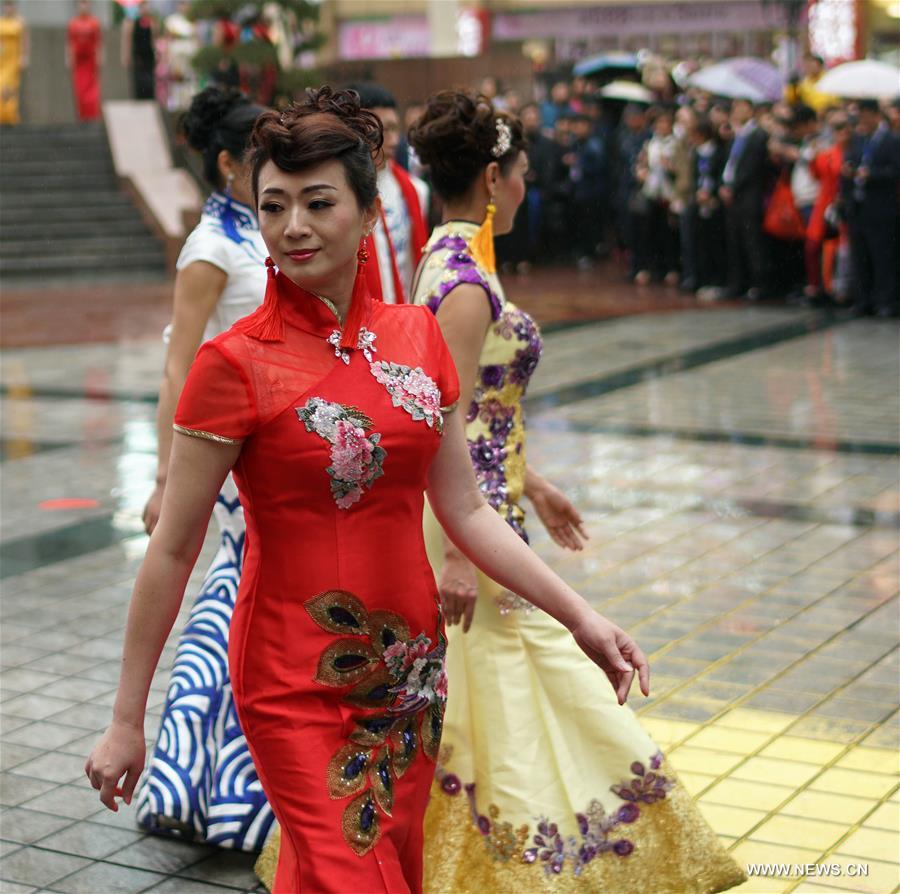 Cheongsam Show Held In China's Chongqing - People's Daily Online