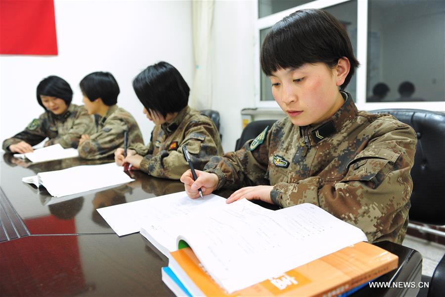 There is a group of female soldiers born after 1995 at the communication station in the Hami military sub-district in Xinjiang