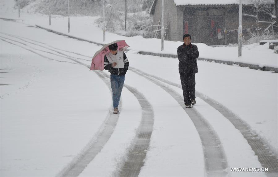  A strong cold wave hit southwest Guizhou, bringing heavy snowfall and temperature drops on Thursday