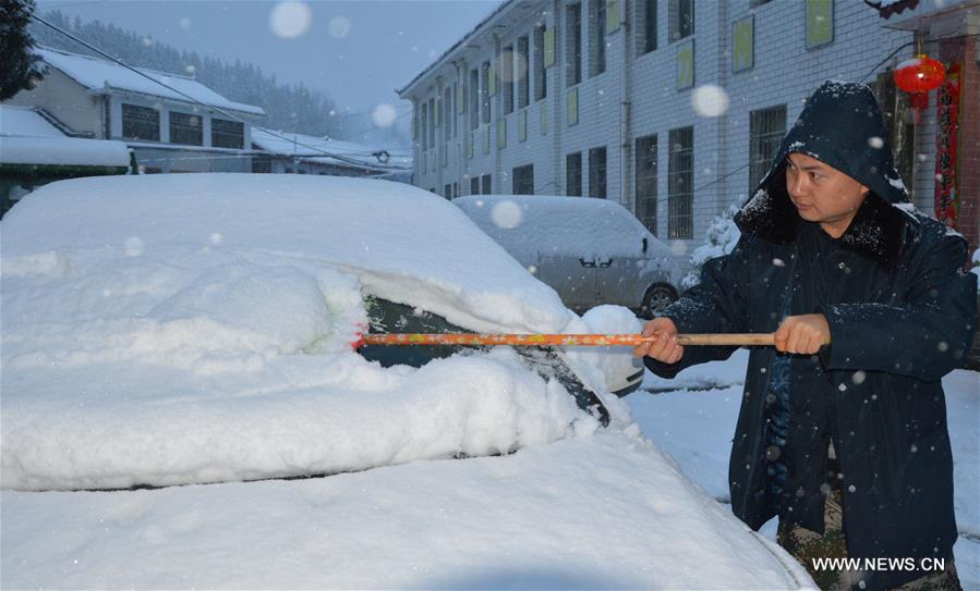  A strong cold wave hit southwest Guizhou, bringing heavy snowfall and temperature drops on Thursday