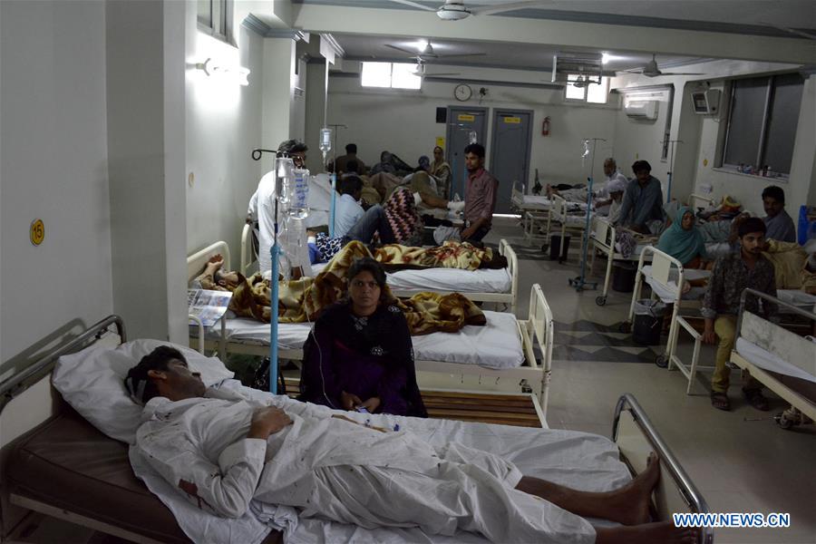 People injured in suicide blast receive medical treatment at a hospital in eastern Pakistan's Lahore, on March 28, 2016. Death toll of the suicide blast that hit a public park in Pakistan's eastern major city of Lahore on Sunday evening has risen to 72, officials said on Monday. 