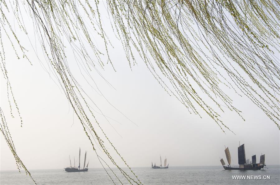 Boats sail on the Taihu Lake in Wuxi, east China's Jiangsu Province, March 28, 2016