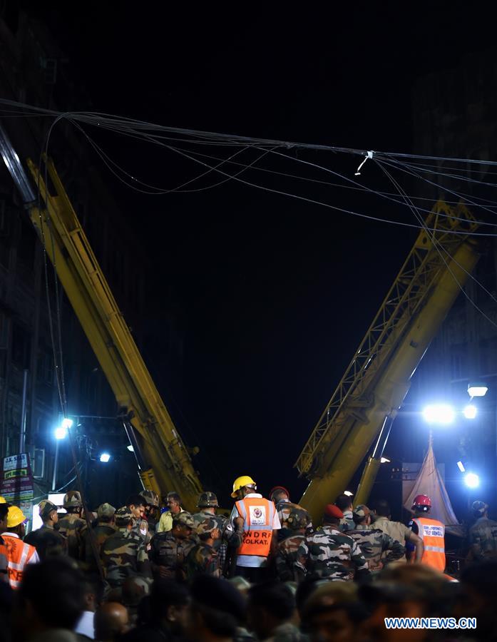 The body of a victim of the under-construction flyover collapse is transported to a local hospital in Kolkata, capital of eastern Indian state West Bengal, March 31, 2016. 