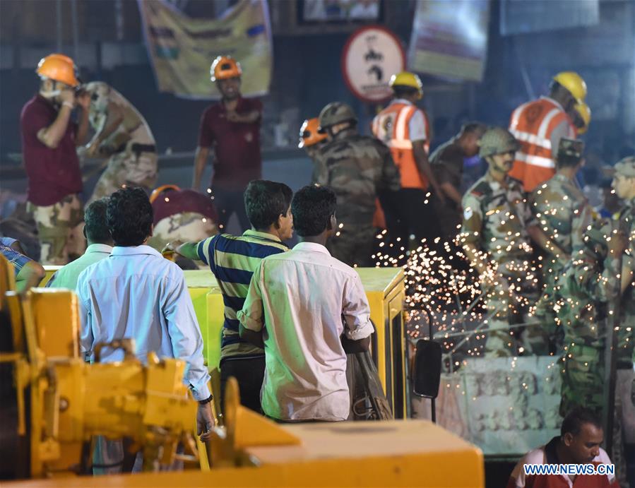 The body of a victim of the under-construction flyover collapse is transported to a local hospital in Kolkata, capital of eastern Indian state West Bengal, March 31, 2016. 