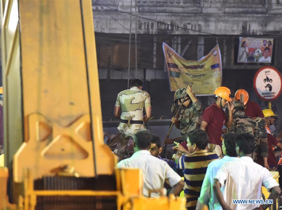 The body of a victim of the under-construction flyover collapse is transported to a local hospital in Kolkata, capital of eastern Indian state West Bengal, March 31, 2016. 