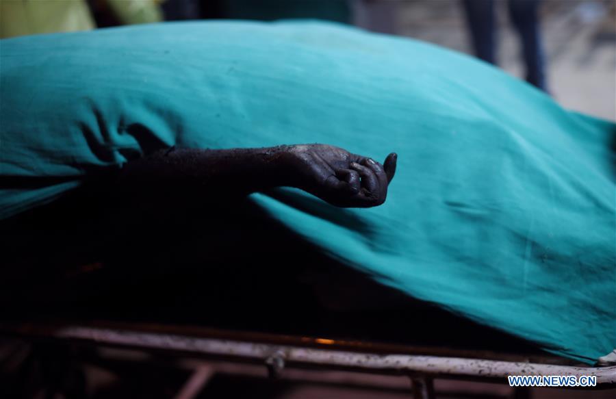 The body of a victim of the under-construction flyover collapse is transported to a local hospital in Kolkata, capital of eastern Indian state West Bengal, March 31, 2016. 