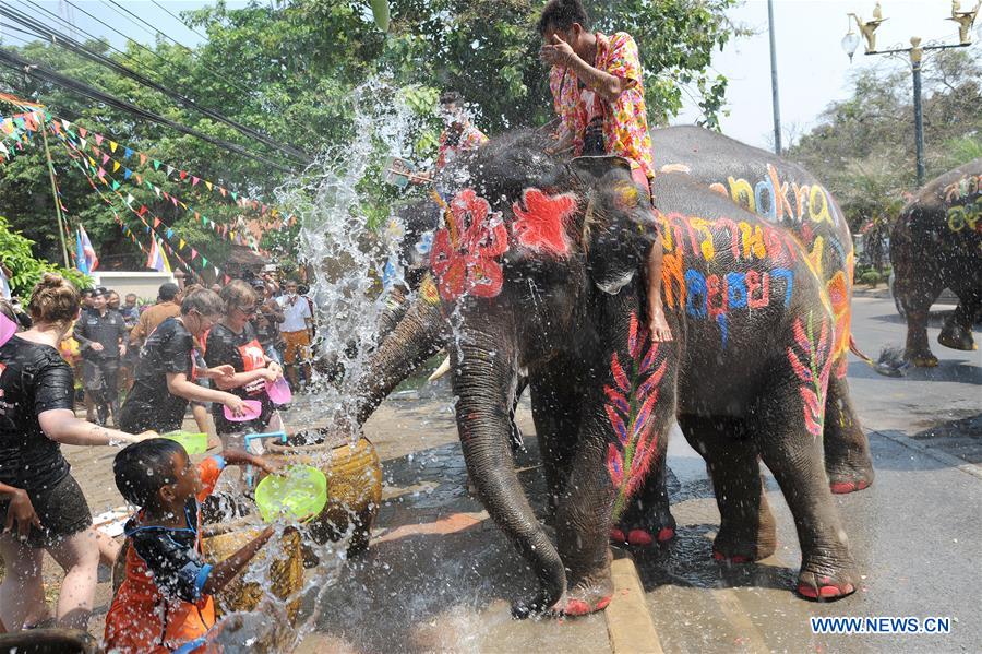 Children splash water on elephants during the celebration of the upcoming Songkran festival in Ayutthaya province, Thailand, April 11, 2016. 