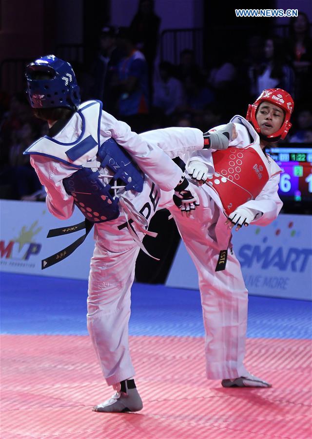 Lin Wan-Ting (L) of Chinese Taipei competes against Sonia Martins Soares of Timor-Leste in the women's -46kg category in the 22nd Asian Taekwondo Championships in Pasay City, the Philippines, April 19, 2016.