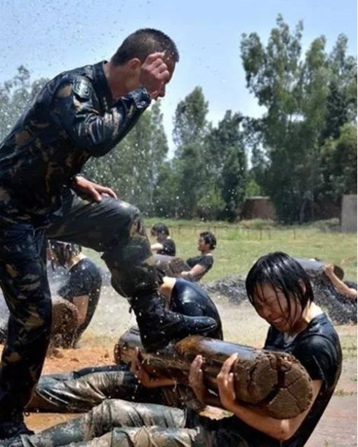 解放军女子特种兵亮相沙场徒手抓蛇生吃虫