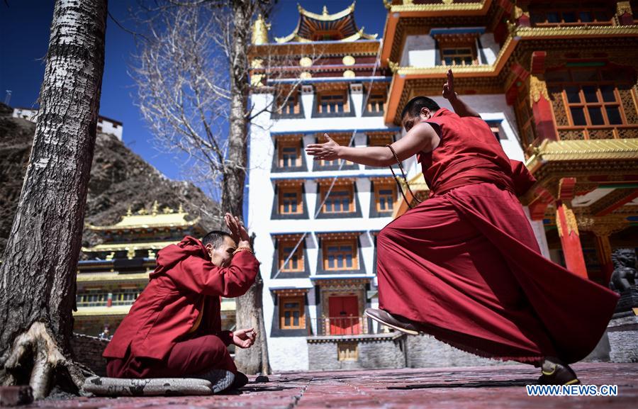  Monks debate on Tibetan Buddhism doctrines at Labu Monastery in Yushu Tibetan Autonomous Prefecture, northwest China's Qinghai Province, April 18, 2016. 