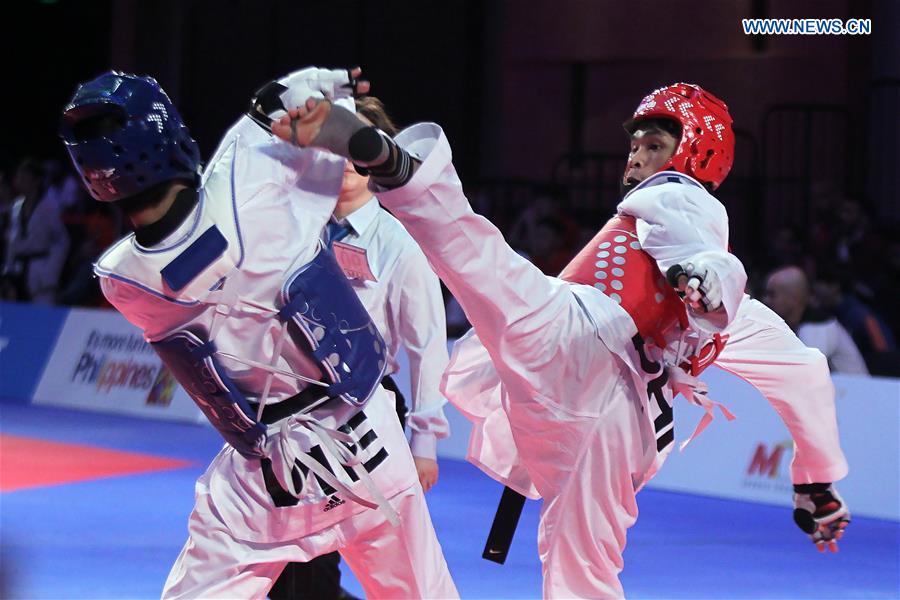 Arven Alcantara (R) of the Philippines competes against Huynh Hoai Nhan of Vietnam in the men's -63kg category in the 22nd Asian Taekwondo Championships in Pasay City, the Philippines, April 19, 2016. 