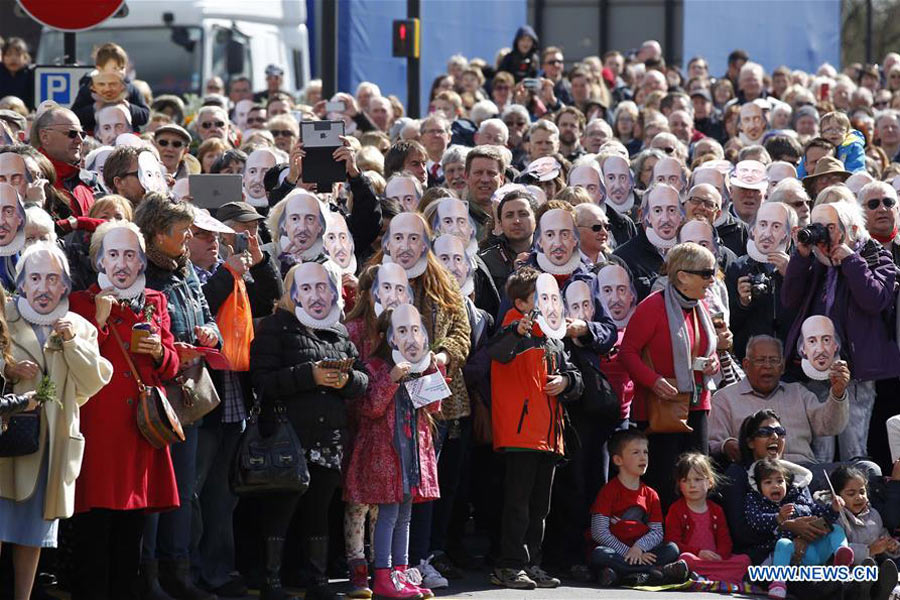 Thousands honor Shakespeare on 400th anniversary of his death