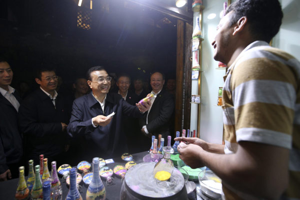 Premier Li tours Chengdu alley, promotes Chinese beer