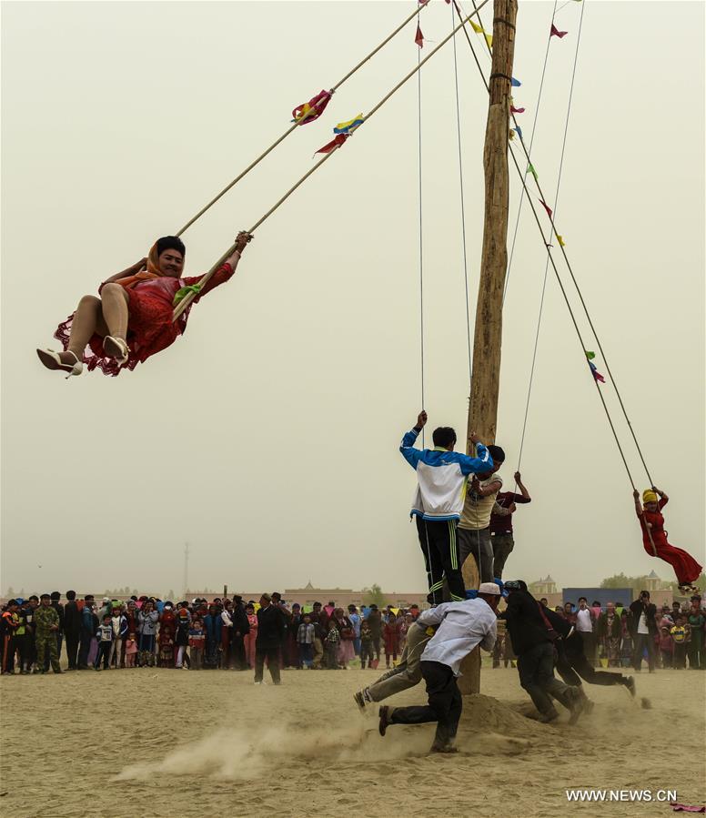 Dawakun Desert tourism scenic spot, which locates on the edge of Taklimakan Desert, has attracted a good many tourists.