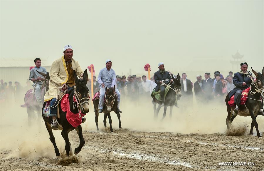 Dawakun Desert tourism scenic spot, which locates on the edge of Taklimakan Desert, has attracted a good many tourists.