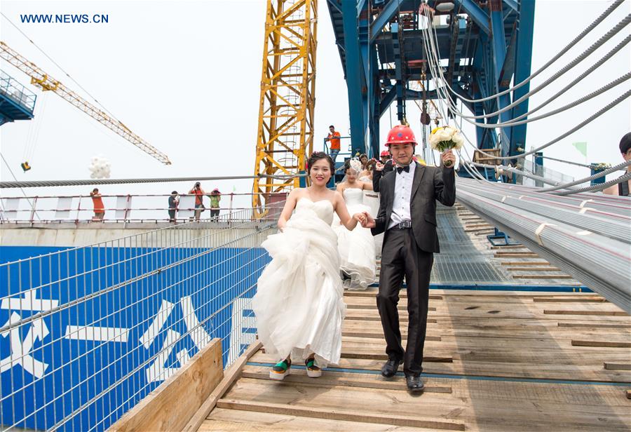 CHINA-CHONGQING-BRIDGE-WEDDING PHOTO (CN)