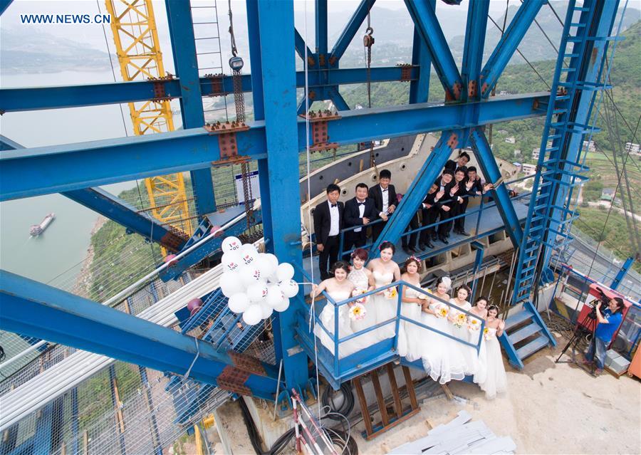 CHINA-CHONGQING-BRIDGE-WEDDING PHOTO (CN)