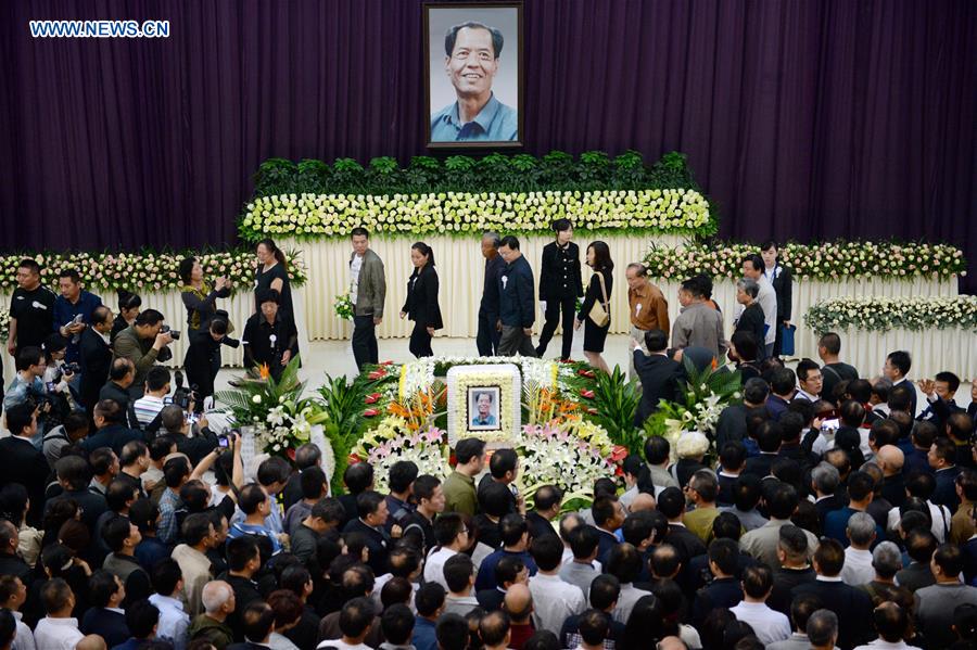 People from all walks of life attend a farewell ceremony of famous writer Chen Zhongshi at the funeral parlour in Xi'an, northwest China's Shaanxi Province, May 5, 2016.