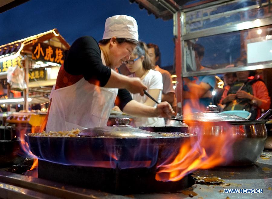 CHINA-HENAN-KAIFENG CUISINE-NIGHT MARKET (CN)