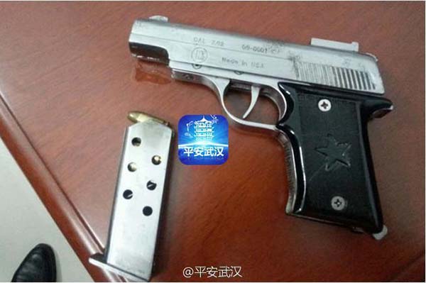 Wuhan police seize drug suspects and loaded gun