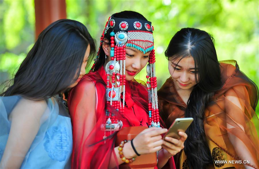 CHINA-INNER MONGOLIA-GRADUATION-DRESS (CN)